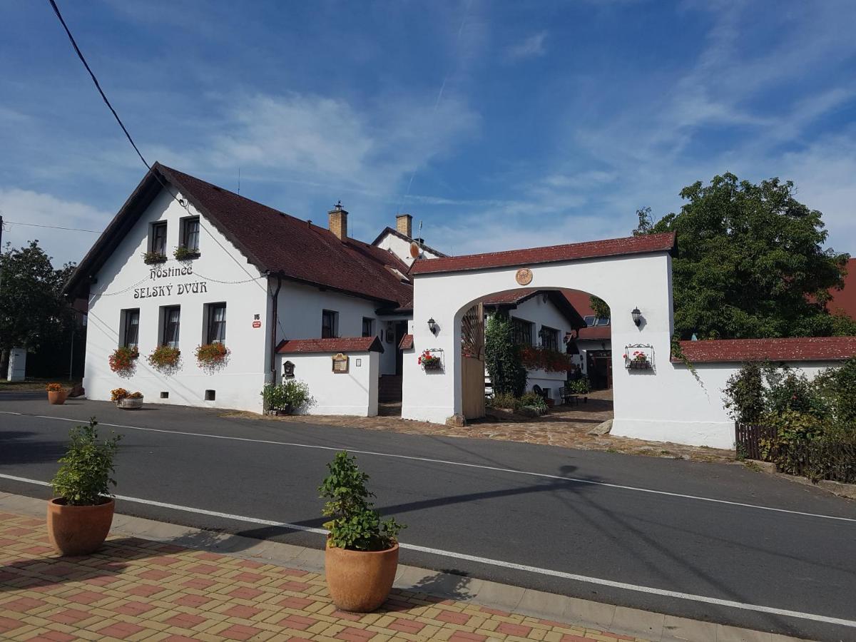 Hostinec Selsky Dvur Hotel Zbiroh Buitenkant foto