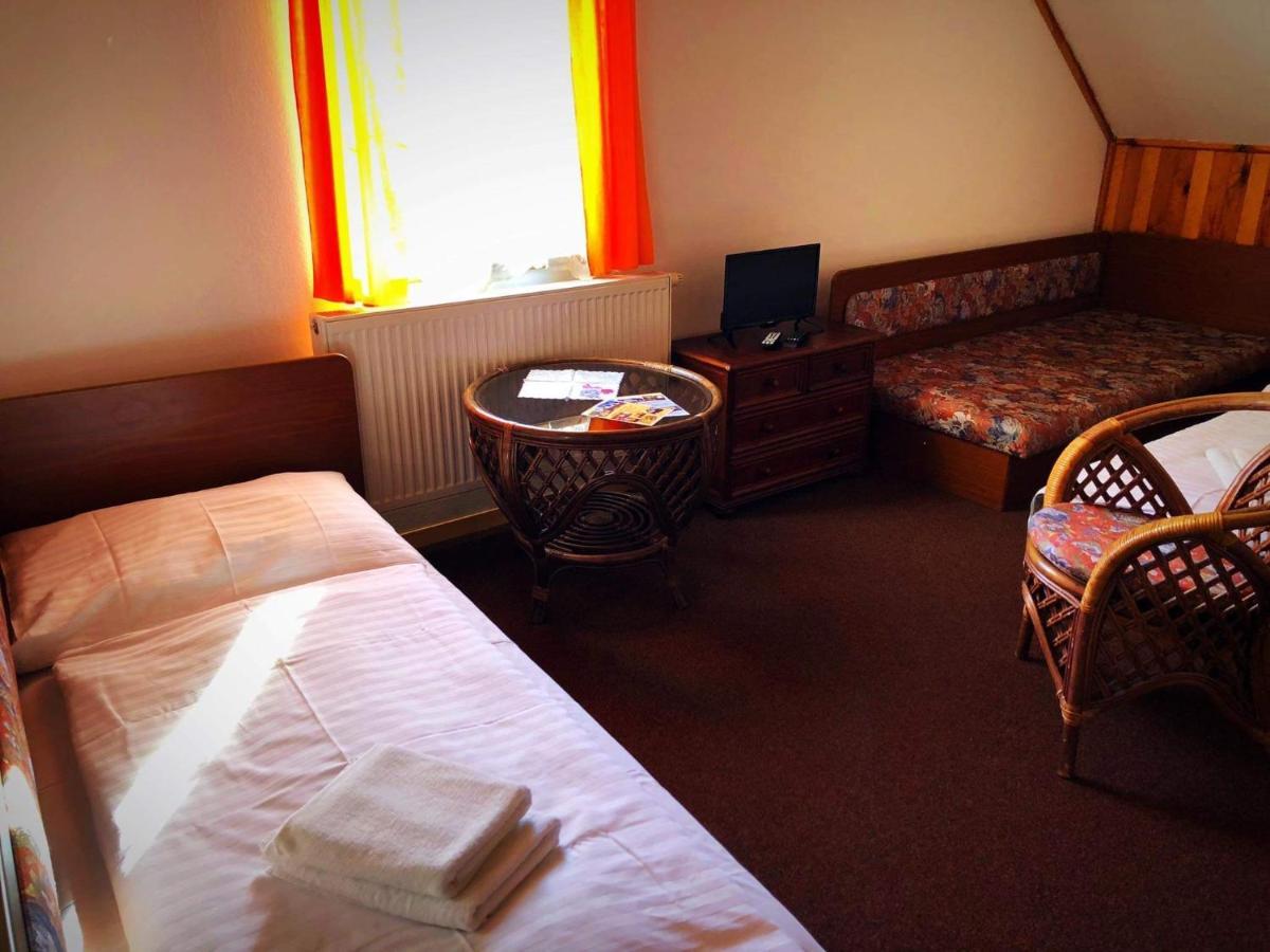 Hostinec Selsky Dvur Hotel Zbiroh Buitenkant foto